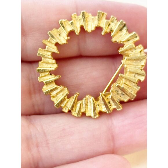 Gold Tone Textured Wreath Brooch Circle Pin MCM - Picture 2 of 3